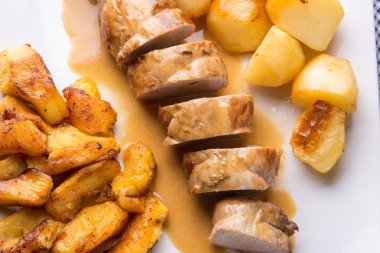 Dilimlenmiş patates ile hizmet domuz filetosu 