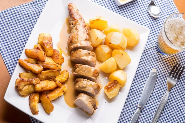 Dilimlenmiş patates ile hizmet domuz filetosu 