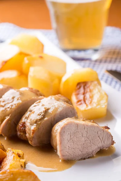 Filete de cerdo en rodajas servido con patatas — Foto de Stock