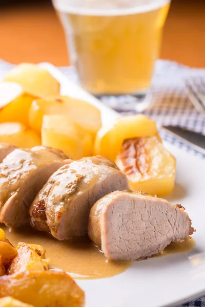 Dilimlenmiş patates ile hizmet domuz filetosu 