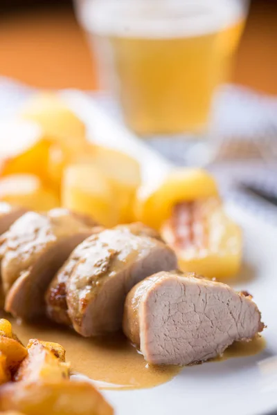 Filete de cerdo en rodajas servido con patatas — Foto de Stock