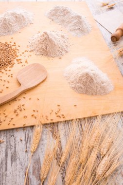 Pul un ahşap ekseninde yoğrulur için hazır