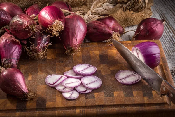 Plátky Cibule Tropea Nožem Prkénku Kuchyni — Stock fotografie