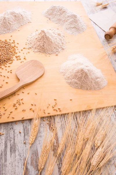 Pul un ahşap ekseninde yoğrulur için hazır