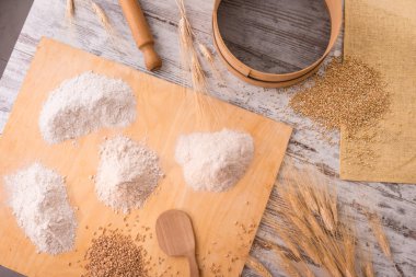 Pul un ahşap ekseninde yoğrulur için hazır