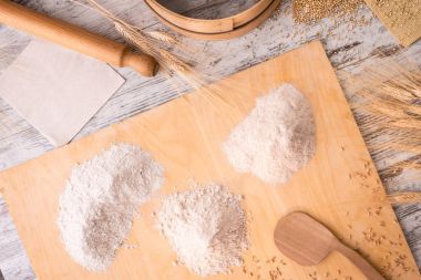 Pul un ahşap ekseninde yoğrulur için hazır