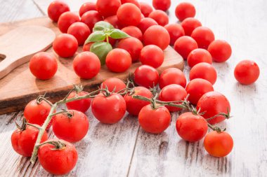 Tahta masadaki taze domatesler