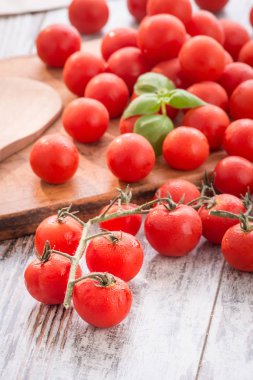 Tahta masadaki taze domatesler