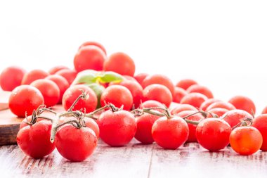 Tahta masadaki taze domatesler