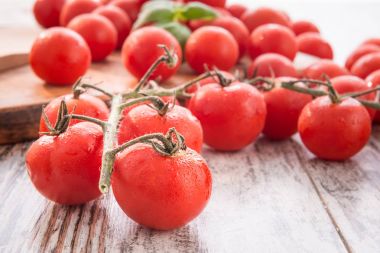 Tahta masadaki taze domatesler