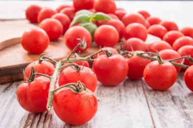 Tahta masadaki taze domatesler