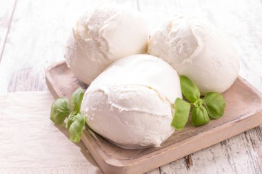 Üç buffalo mozzarella peyniri