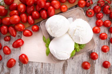 Taze domates ve Mozzarella.