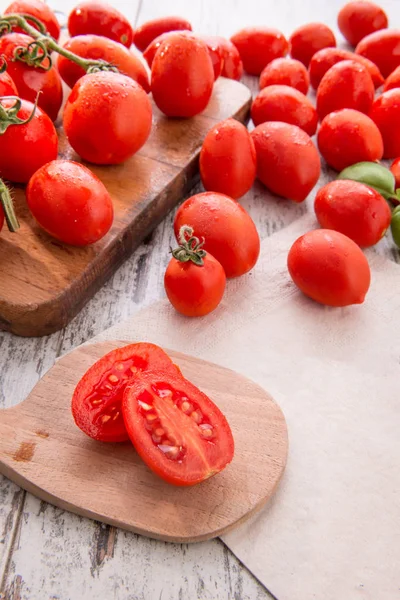 Verse tomaten op houten tafel — Stockfoto