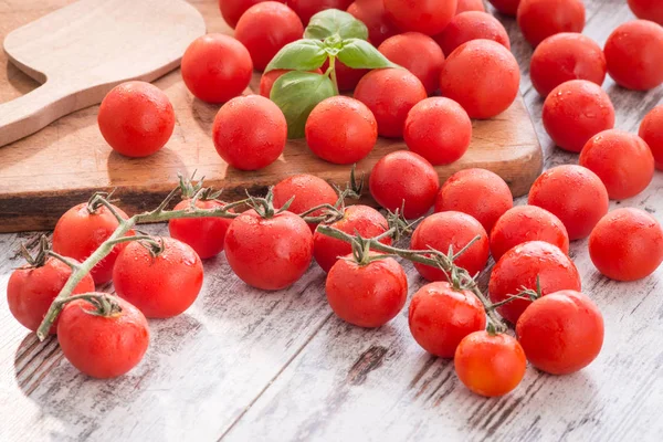 Tahta masadaki taze domatesler