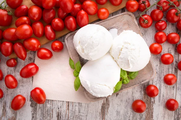 Taze domates ve Mozzarella.