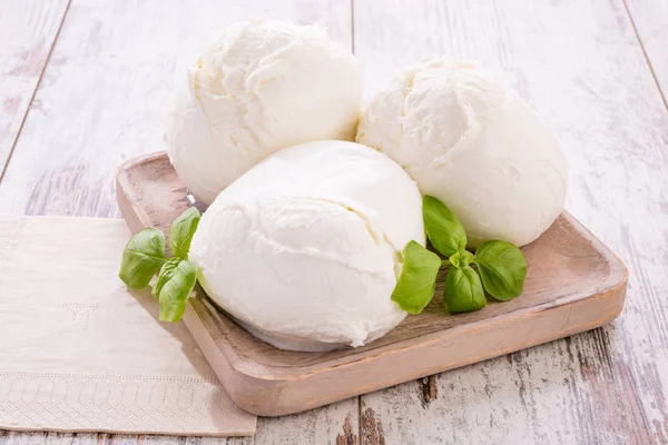 Üç buffalo mozzarella peyniri