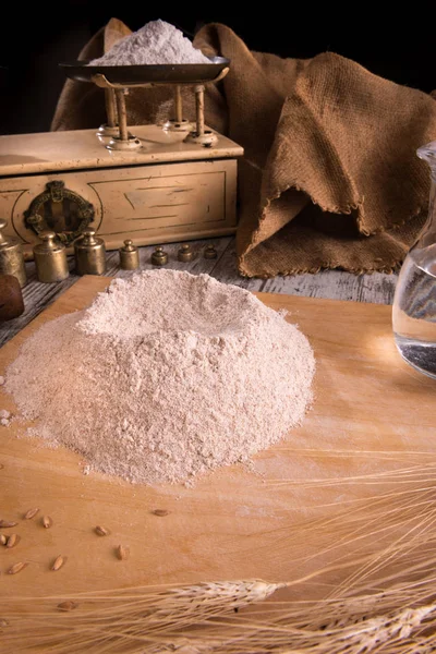 Mehlflocken Auf Der Hölzernen Achse Zum Kneten Bereit — Stockfoto