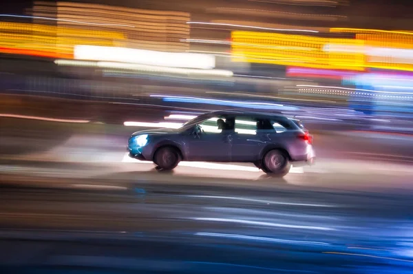 Coche Que Viaja Por Las Calles Iluminadas Una Gran Ciudad — Foto de Stock