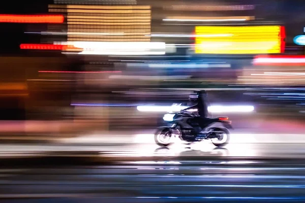 Motocicleta Preta Correndo Rápido Pelas Ruas Iluminadas Pela Noite Uma — Fotografia de Stock