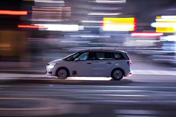 乘坐出租车穿过大城市的灯火通明的街道 — 图库照片