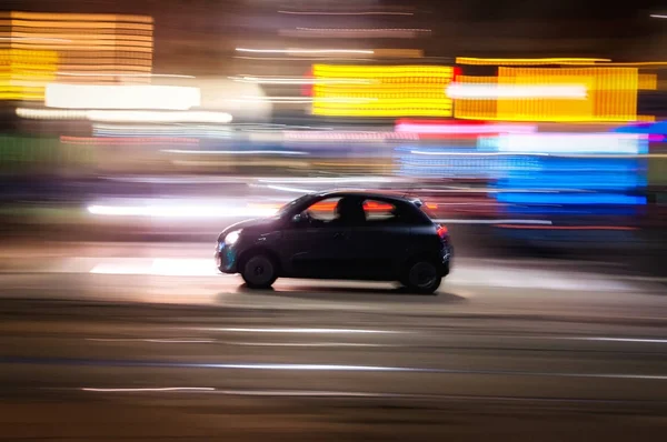 Samochód Przejeżdżał Przez Oświetlone Ulice Dużych Metropolii — Zdjęcie stockowe