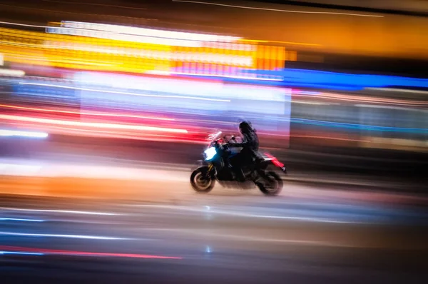 Μαύρη Μοτοσικλέτα Τρέχει Γρήγορα Στους Nightlit Δρόμους Της Μια Μεγάλη — Φωτογραφία Αρχείου