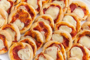 Arka plan üzerinde lezzetli kek kümesi