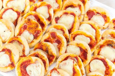 Arka plan üzerinde lezzetli kek kümesi