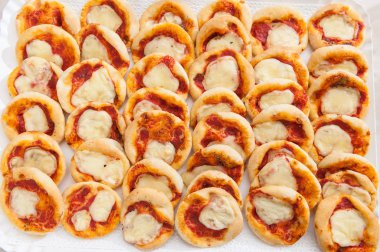 Arka plan üzerinde lezzetli kek kümesi