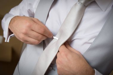 Damat kravat düz, düğün gününde giymek, dantel bağlıyor ve hazırlama damat ayarla.