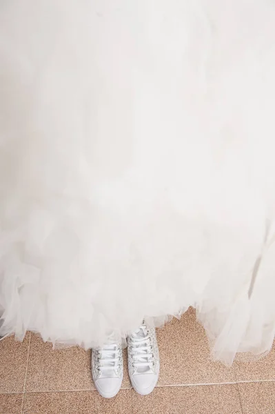 Vestido Noiva Pendurado Casa Sapatos Brancos — Fotografia de Stock