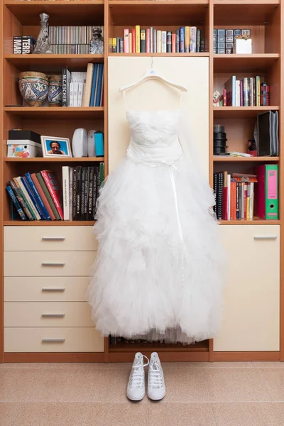 Vestido Noiva Pendurado Casa — Fotografia de Stock