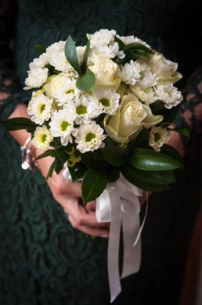 Prachtige Bruiloft Boeket Handen Van Bruid — Stockfoto