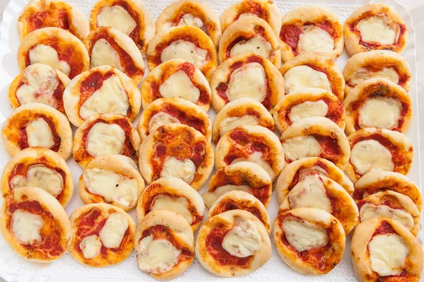 Arka plan üzerinde lezzetli kek kümesi