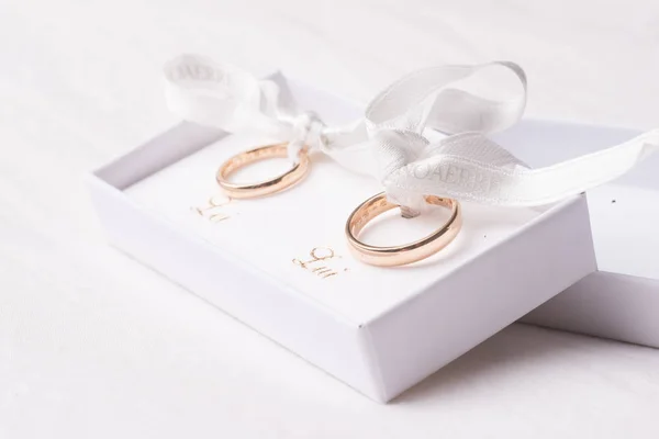 Detail of the box with wedding rings with white ribbons