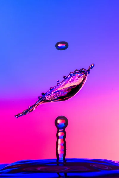 Vatten Droplet Kollision Färgad Bakgrund — Stockfoto