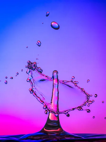 Colisión Gotitas Agua Sobre Fondo Color —  Fotos de Stock