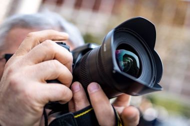 Bir Dslr kamera tutarak olgun adam portresi