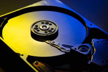 Sarı ve mavi ışıklı sabit disk sürücüsü