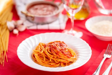 Domates soslu İtalyan spagettisi, parmesan peyniri ve fesleğen.