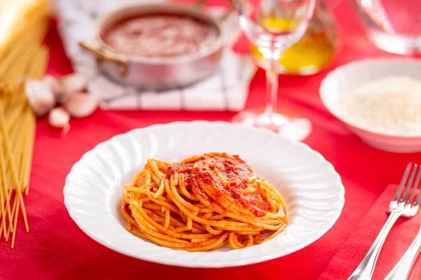 Esparguete Italiano Com Molho Tomate Queijo Parmigian Manjericão Uma Mesa — Fotografia de Stock