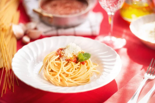 Italiaanse Spaghetti Met Tomatensaus Parmezaanse Kaas Basilicum Tafel — Stockfoto