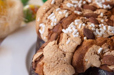 Ev yapımı bademli Paskalya pastası, yakın çekim.