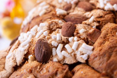 Ev yapımı bademli Paskalya pastası, yakın çekim.