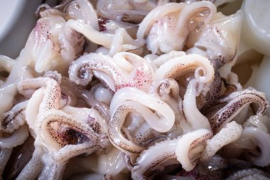 Tabakta servis edilen porsiyon mürekkep balığı, yakın çekim.