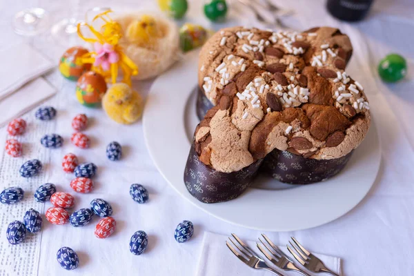 Házi Készítésű Húsvéti Torta Keresztformában Tálalva Asztalon — Stock Fotó