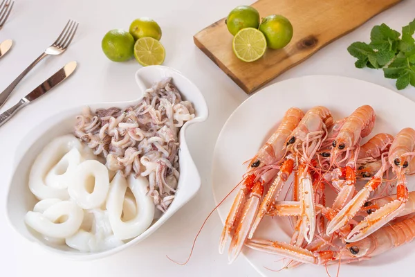 Calamares Enteros Hervidos Anillos Langostas Noruegas Servidos Mesa — Foto de Stock