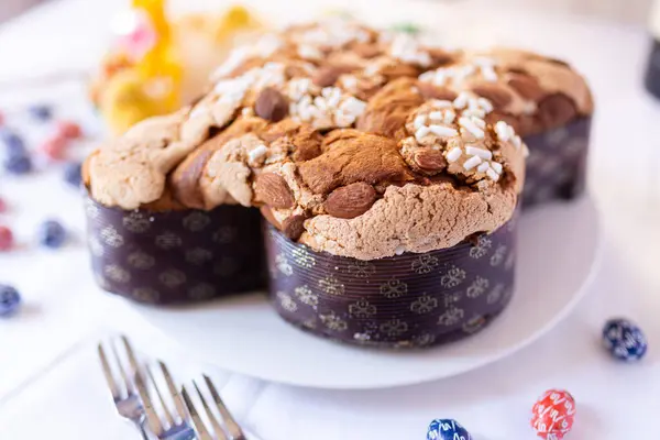 Hausgemachter Osterkuchen Kreuzform Auf Dem Tisch Serviert — Stockfoto