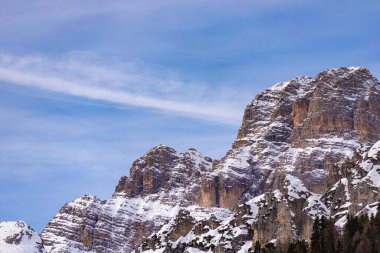 Karla kaplı kayaların manzarası 